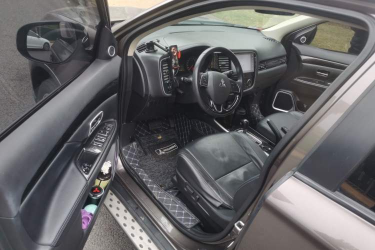 Used Mitsubishi Outlander 2018 2.0L Two-Wheel-Drive Jiale Edition 7-Seater