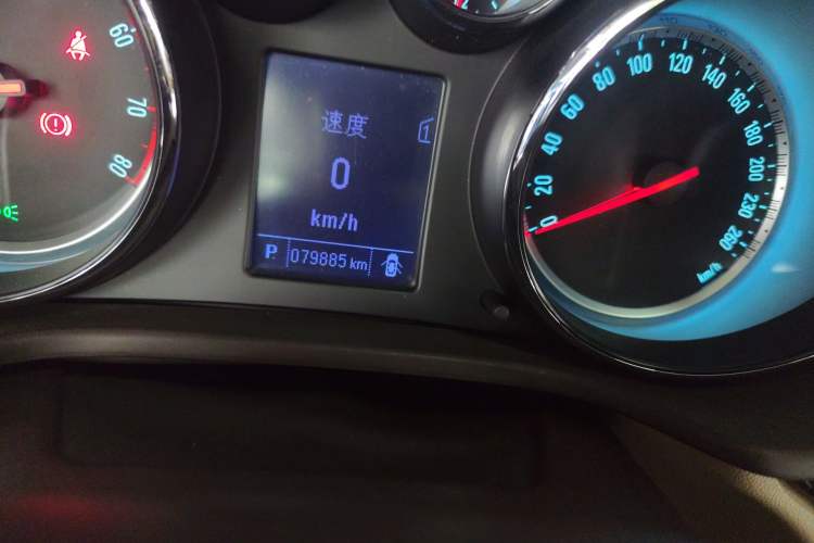 Used Buick Regal 2014 2.0L Leading Fashion Edition Odometer Close Up