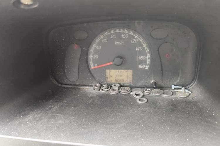 Used Wuling Zhiguang 2015 1.2L S Practical Model LSI Odometer Close Up