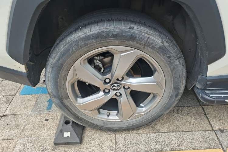 Used Toyota RAV4 2021 Revised Version Dual-Motor Hybrid 2.5L E-CVT Two-Wheel Drive Elite Edition Right Rear Wheel Hub