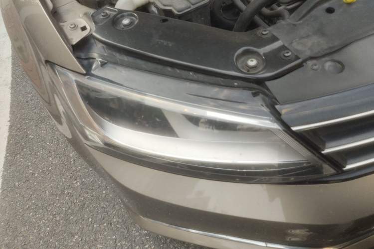 Used Volkswagen Sagitar 2015 230TSI Manual Comfort Version Right Front Headlight