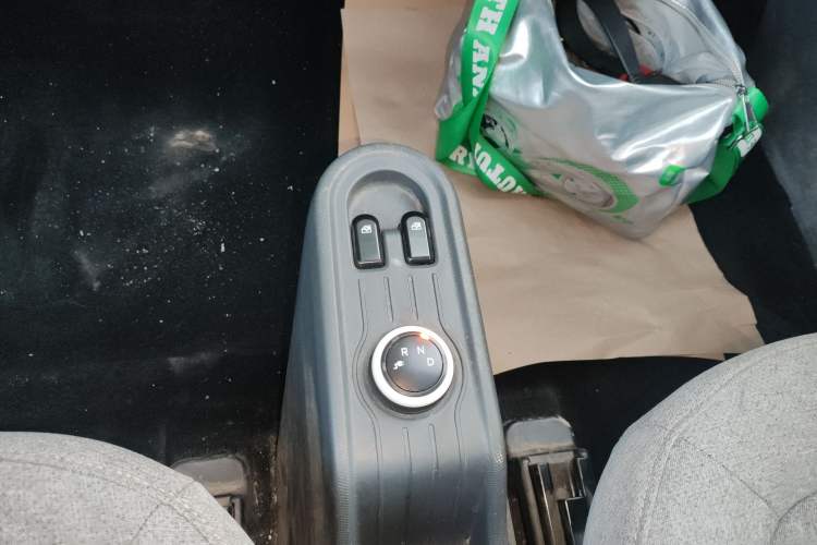 Used Wuling Hongguang MINIEV 2021 Macaron Fashion Model Lithium Iron Phosphate Gear Lever