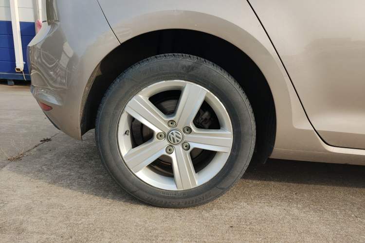 Used Volkswagen Golf 2015 1.4TSI Automatic Luxury Model Right Rear Wheel Hub