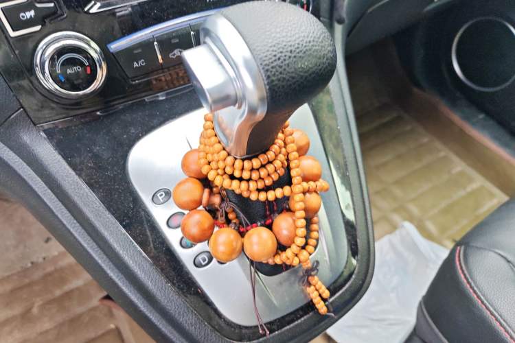 Used Haval H6 2013 Upgraded Model 2.4L Automatic Two-Wheel Drive Elite Version Gear Lever