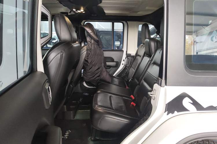 Used Jeep Wrangler 2019 2.0T Sahara Four-Door Version China VI Emission Standard