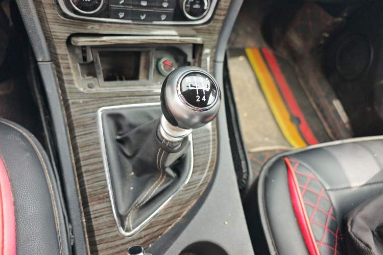 Used Zotye T600 2014 1.5T Manual Luxury Model Gear Lever