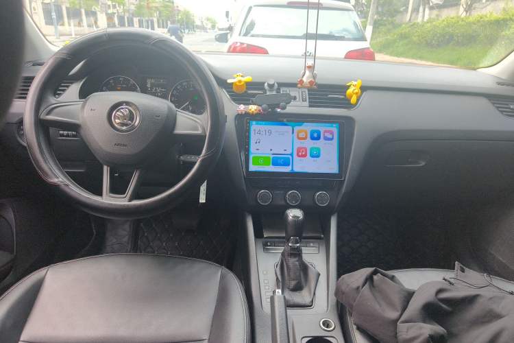 Used Skoda Octavia 2017 Classic Model 1.6L Automatic Standard Edition Center Console