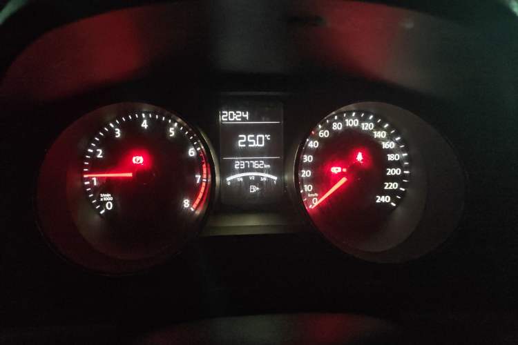 Used Volkswagen Lavida 2015 1.6L Manual Comfort Edition Odometer Close Up