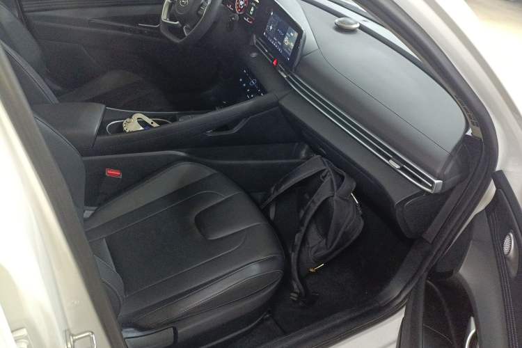 Used Hyundai Elantra 2022 1.5L CVT LUX Prestige Edition Right Front Seat