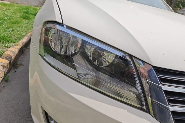 Used Volkswagen Lavida 2013 1.6L Automatic Luxury Edition Right Front Headlight