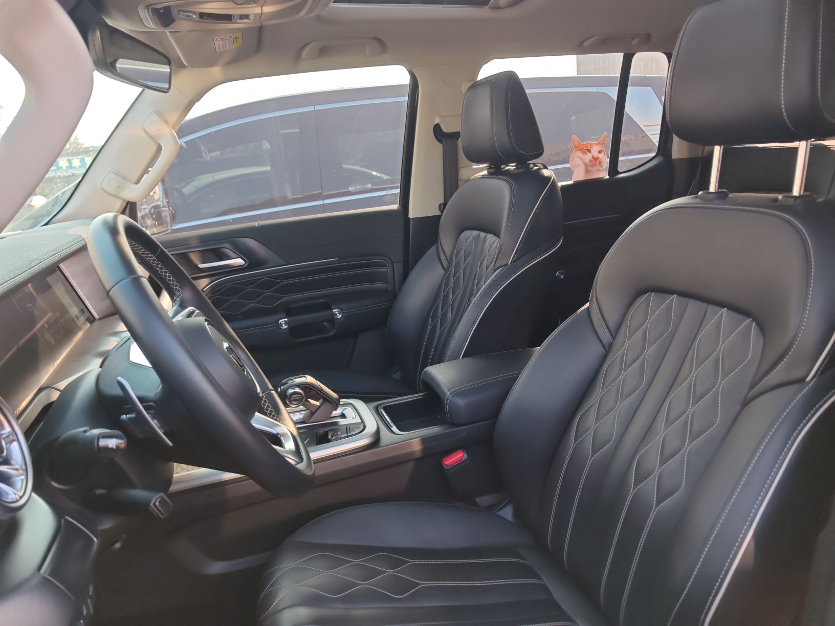 المقاعد الأمامية داخل السيارة