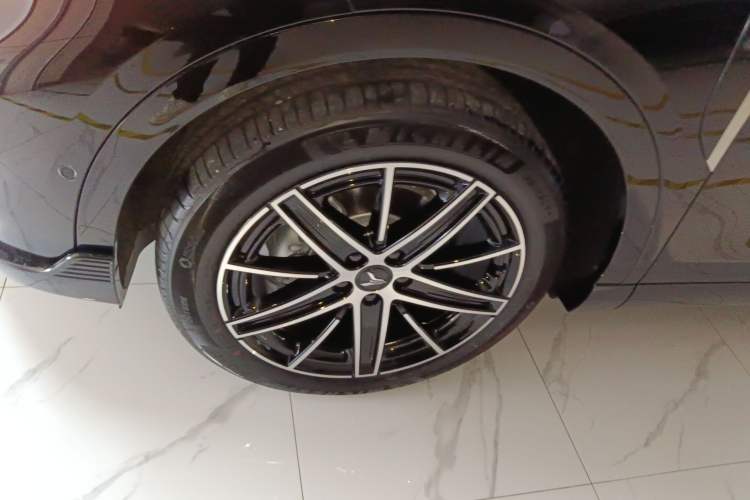 Used VOYAH COURAGE 2025 Model Four-Wheel-Drive Qiankun Edition Left Front Wheel Hub