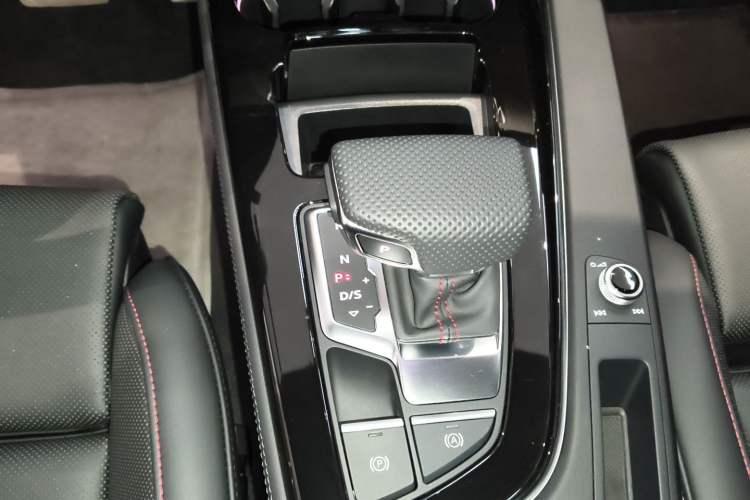 Used Audi A4L 2025 2 Million Units Enjoyment Version 40 TFSI Luxury Dynamic Edition Gear Lever