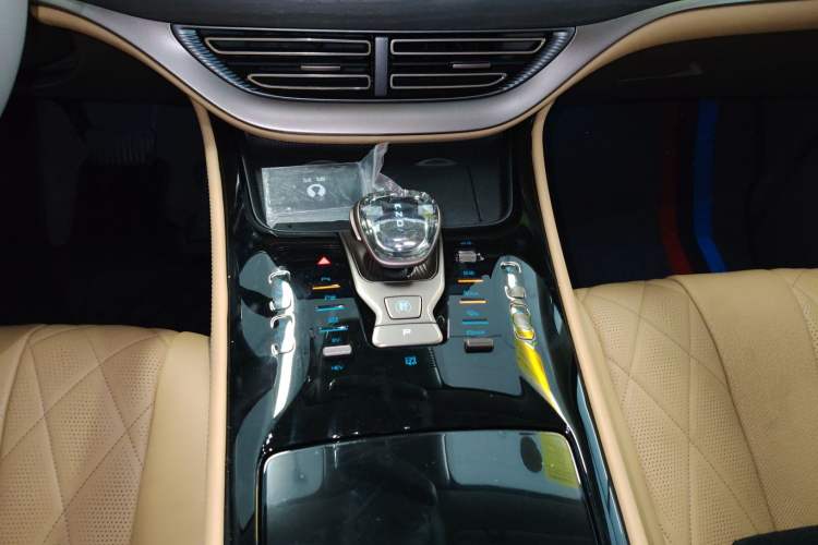 Used Denza D9 2022 DM-i 970 Four-Wheel Drive Flagship Model
