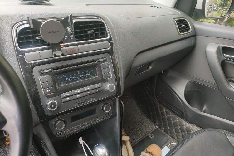 Used Volkswagen Polo 2011 1.6L Automatic ZhiKu Edition Audio And AC Panel