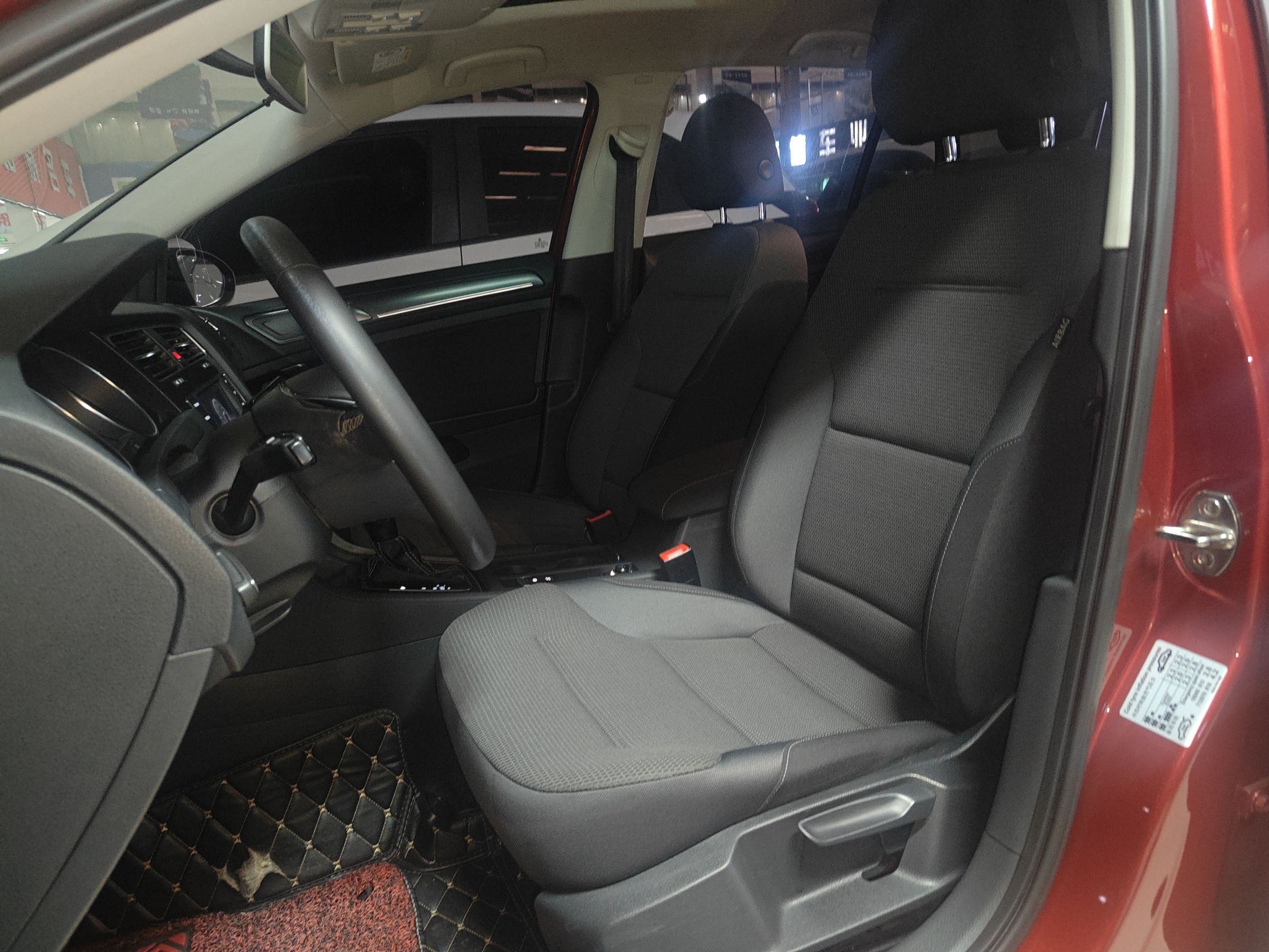 Переднее сиденье в автомобиле