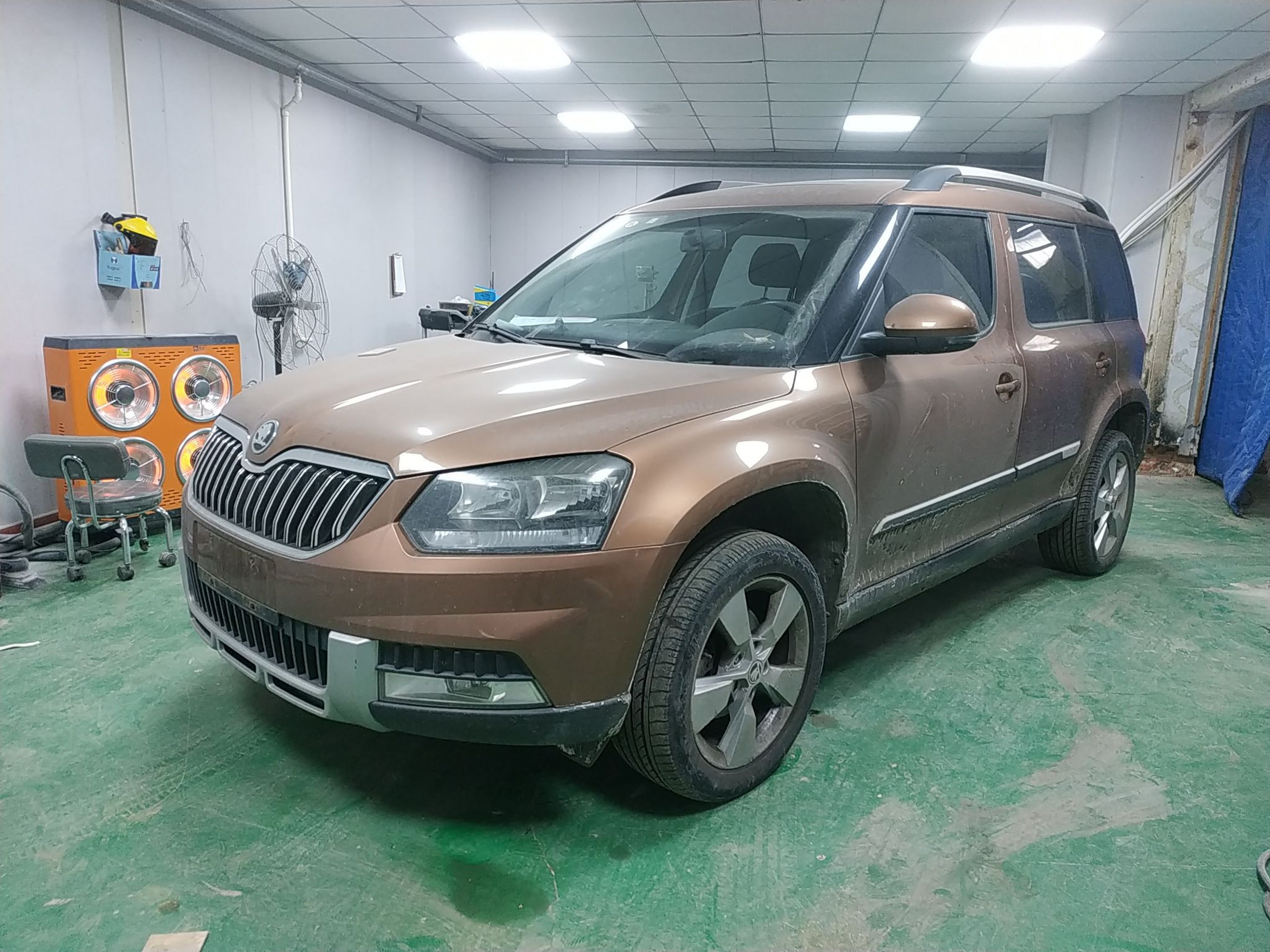 Под передней частью автомобиля