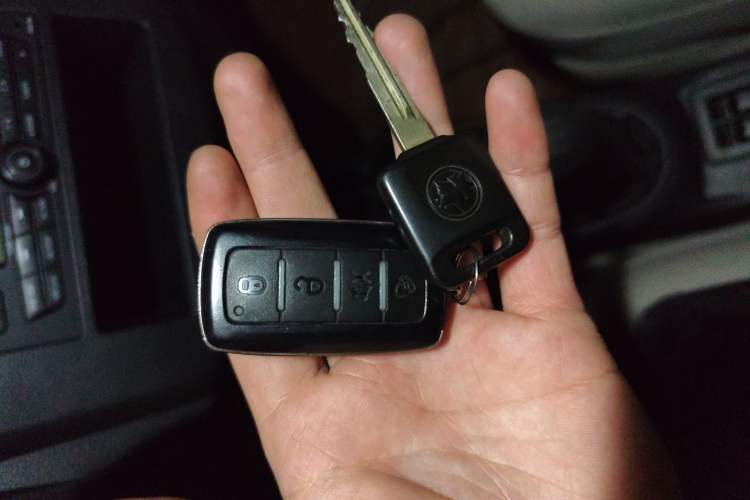 Used Venucia R30 2014 1.2L Manual Comfort Edition
