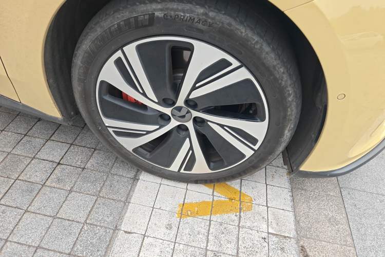 Used Nio ET5 2022 75 kWh Right Front Wheel Hub