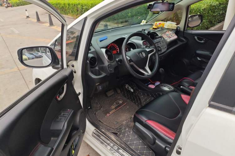 Used Honda Fit 2011 1.3L automatic comfort version