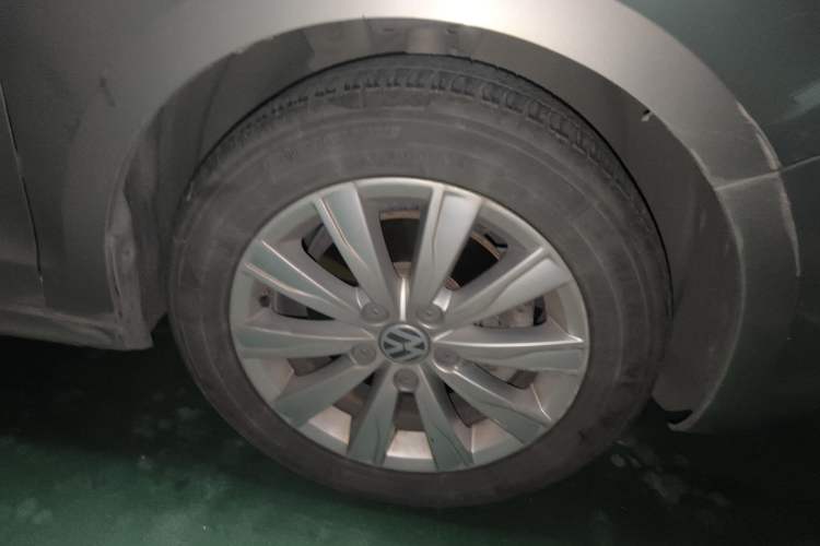 Used Volkswagen Sagitar 2014 Revised Version 1.4TSI Automatic Luxury Edition Right Front Wheel Hub