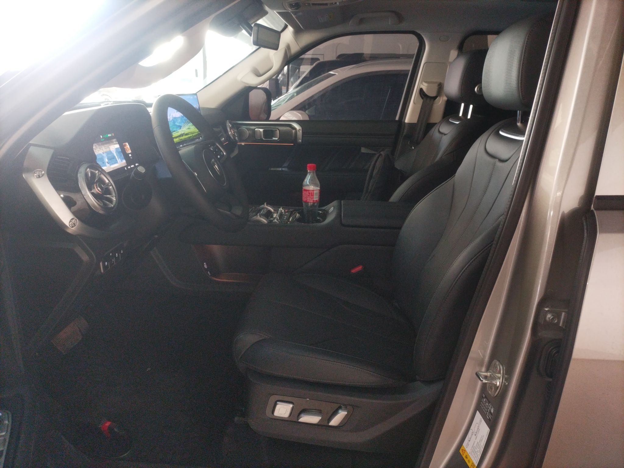 المقاعد الأمامية داخل السيارة