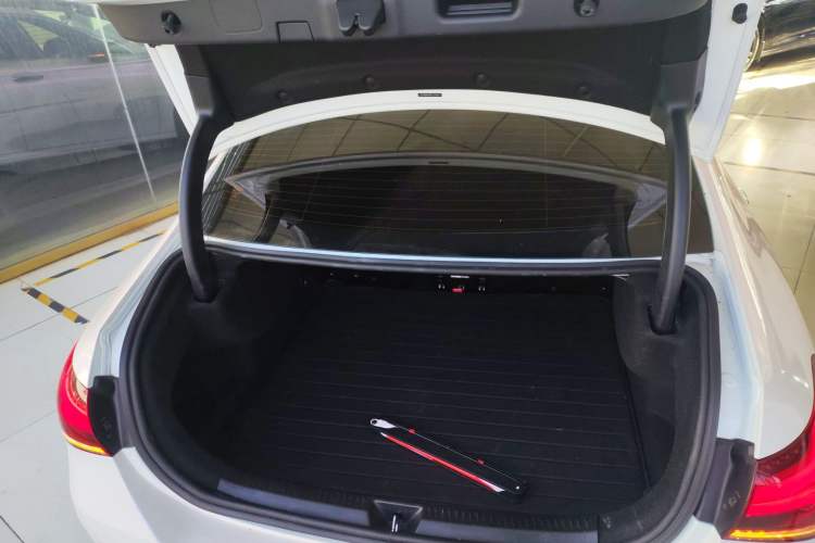 Used Mercedes-Benz A-Class 2022 Revised Version A 200 L Sport Sedan Fashionable Style
