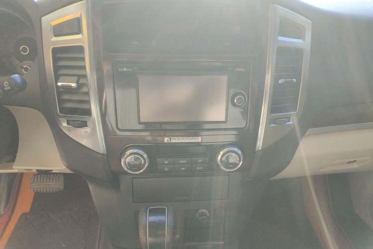 Used Mitsubishi Pajero 2018 V97 3.8L 5-Door GLS Sunroof Dual Differential – Middle East