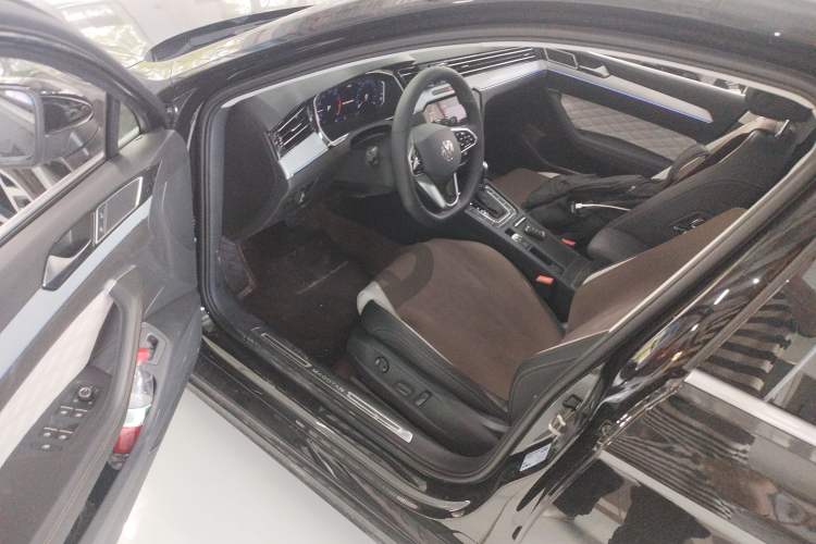 Used Volkswagen Magotan 2025 Revised Version 2 Zhongxiang Edition 330TSI DSG Luxury Trim