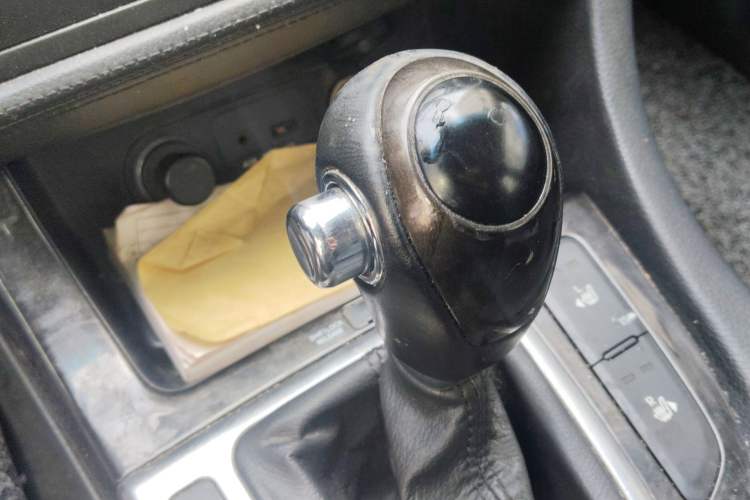 Used Kia K5 2011 2.0L Automatic DLX Gear Lever