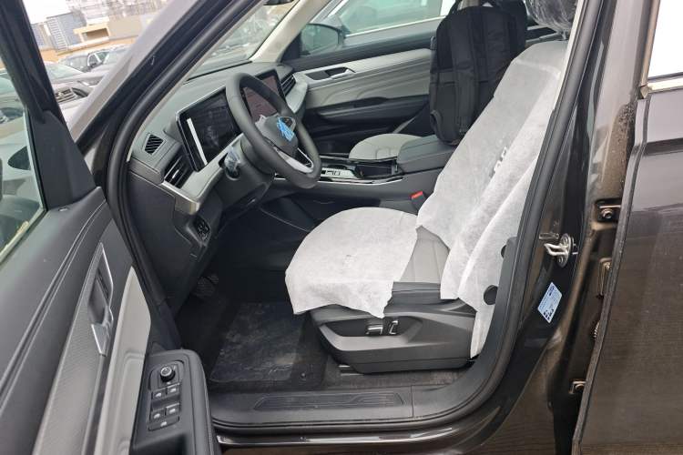 Used Volkswagen Tavendor 2026 Model 330TSI Luxury Journey—Shared Enjoyment Edition Left Front Seat