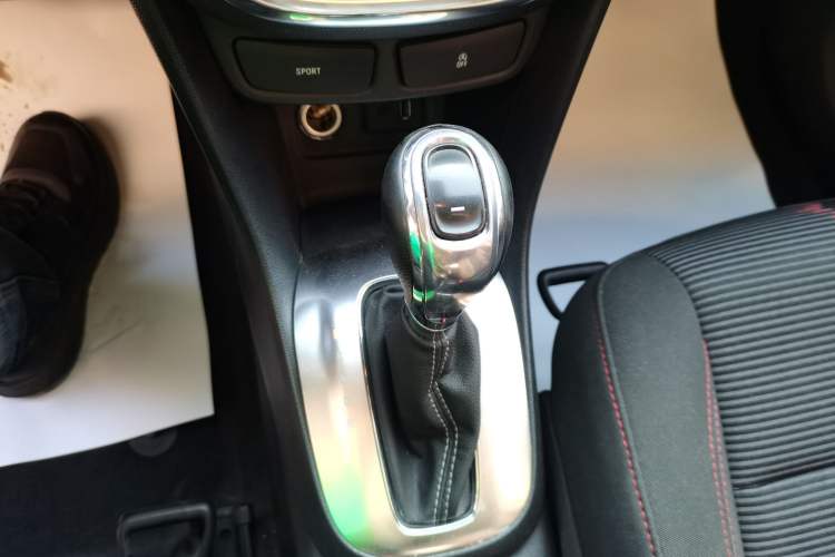 Used Buick Encore 2015 1.4T Automatic Two-Wheel Drive Urban Elite Version
