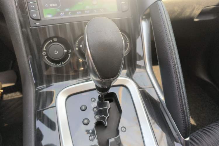 Used Peugeot 3008 2015 2.0L Automatic Classic Edition Gear Lever