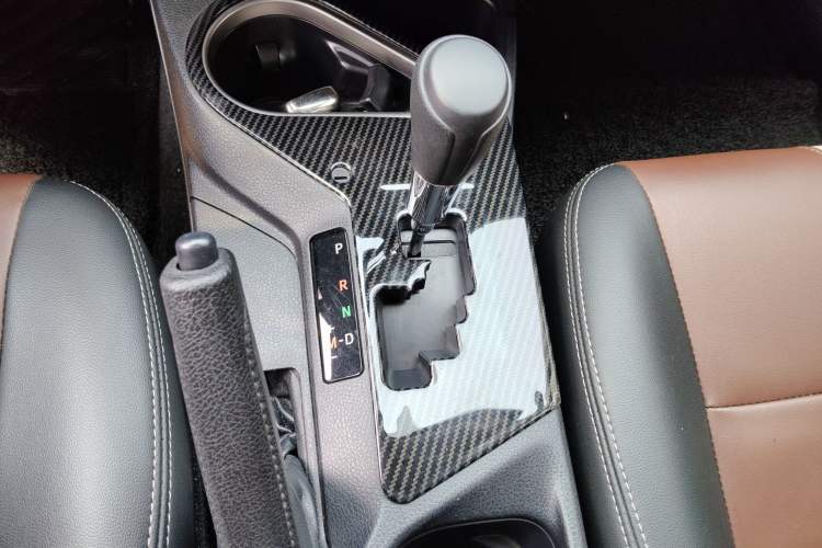 Used Toyota RAV4 2016 2.0L CVT Two-Wheel Drive Fashion Edition China V Standard Gear Lever