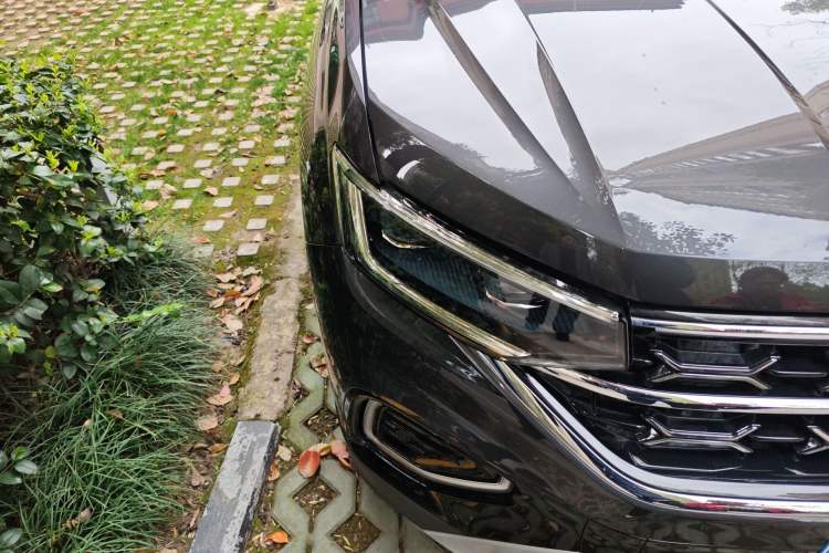 Used Volkswagen Tayron 2023 330TSI Two-Wheel-Drive Luxury Plus Advanced Version Right Front Headlight