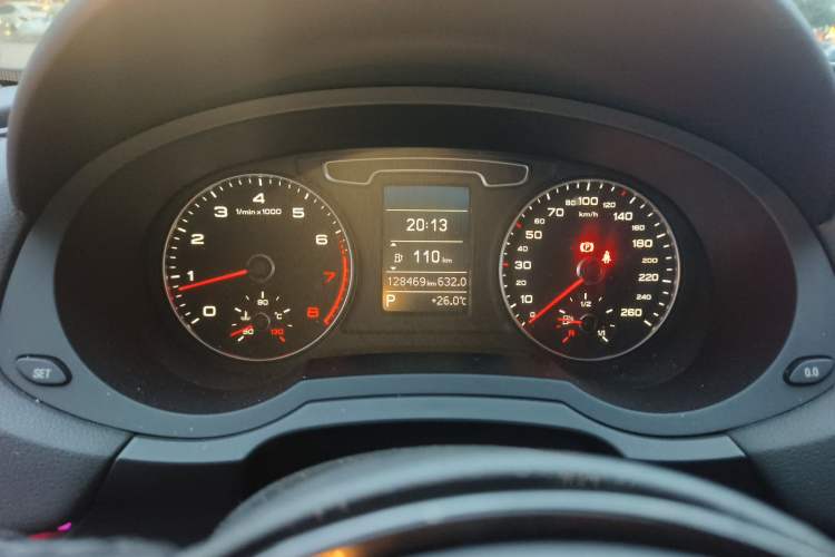 Used Audi Q3 2015 35 TFSI Comfort Model Odometer Close Up