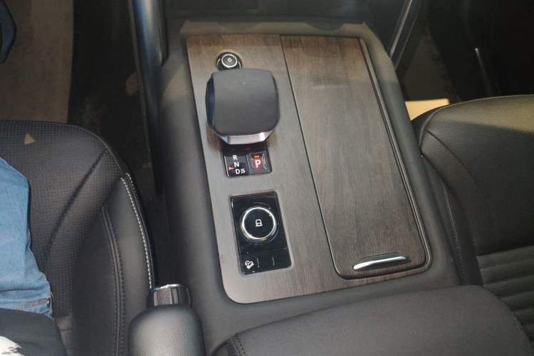 Used Land Rover Discovery 2023 300PS S Gear Lever