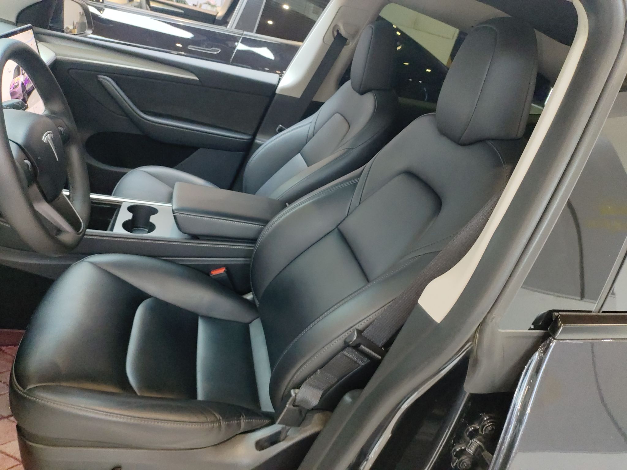 المقاعد الأمامية داخل السيارة