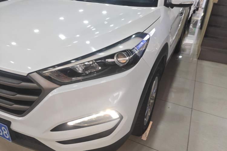 Used Hyundai Tucson 2015 1.6T Dual-Clutch Two-Wheel-Drive Smart Model Left Front Headlight