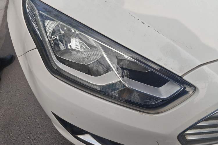 Used Ford Escort 2015 1.5L Automatic Fashion Model Right Front Headlight