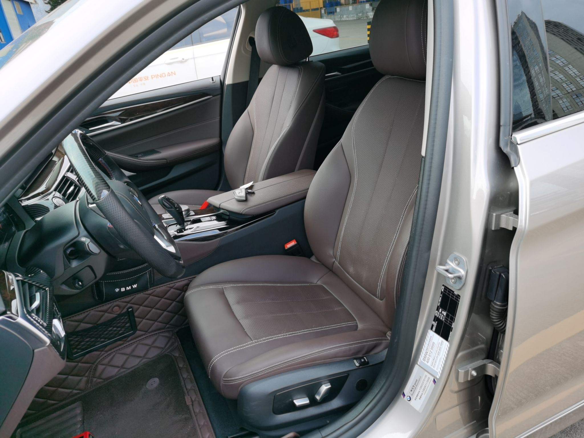 المقاعد الأمامية داخل السيارة