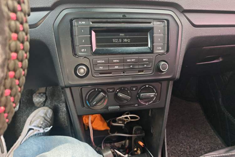 Used Volkswagen Jetta 2015 Value Edition 1.6L Manual Fashionable Style Audio And AC Panel