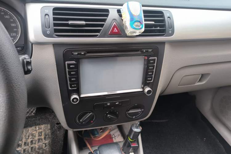 Used Volkswagen Bora 2012 1.6L Automatic Fashion Edition Audio And AC Panel