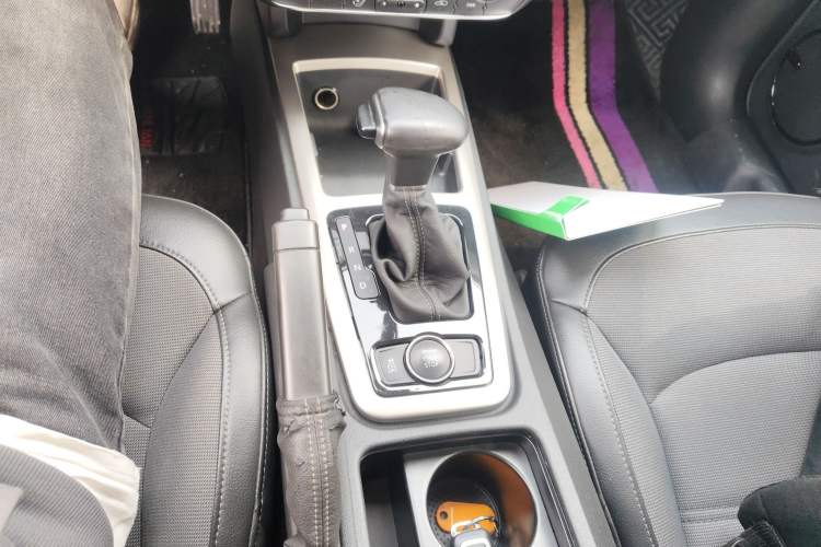 Used Qoros 3 2016 Urban SUV 1.6T Automatic Zhiyue Model Gear Lever