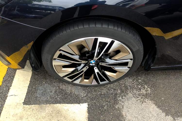 Used BMW 5 Series 2024 530Li Luxury Package Premium Edition Exterior 4