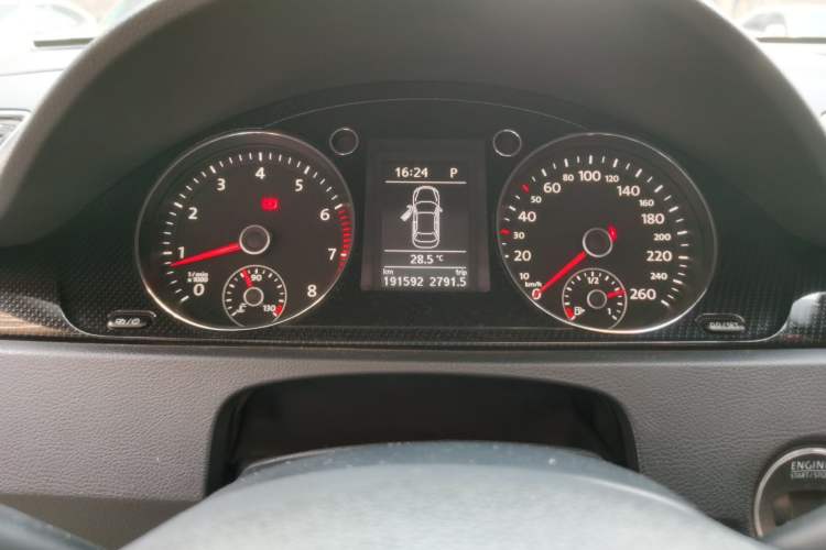 Used Volkswagen Magotan 2015 Facelift 1.8TSI Luxury Model Odometer Close Up