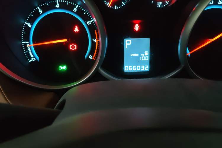 Used Chevrolet Cruze 2013 1.8L SE AT Odometer Close Up