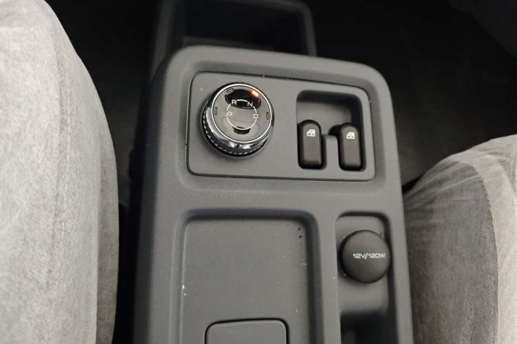 Used Wuling Yangguang 2024 300KM Comfort Version Passenger Van 75kW
