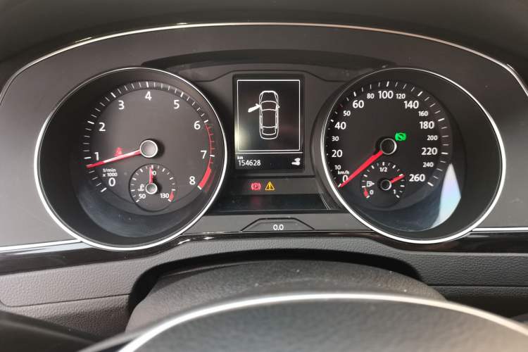 Used Volkswagen Magotan 2017 330TSI DSG Luxury Model Odometer Close Up