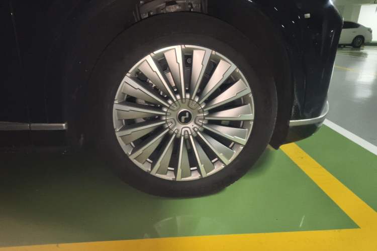 Used ONVO Luxeed L90 2025 Model—Max Six-Seater Version Right Front Wheel Hub